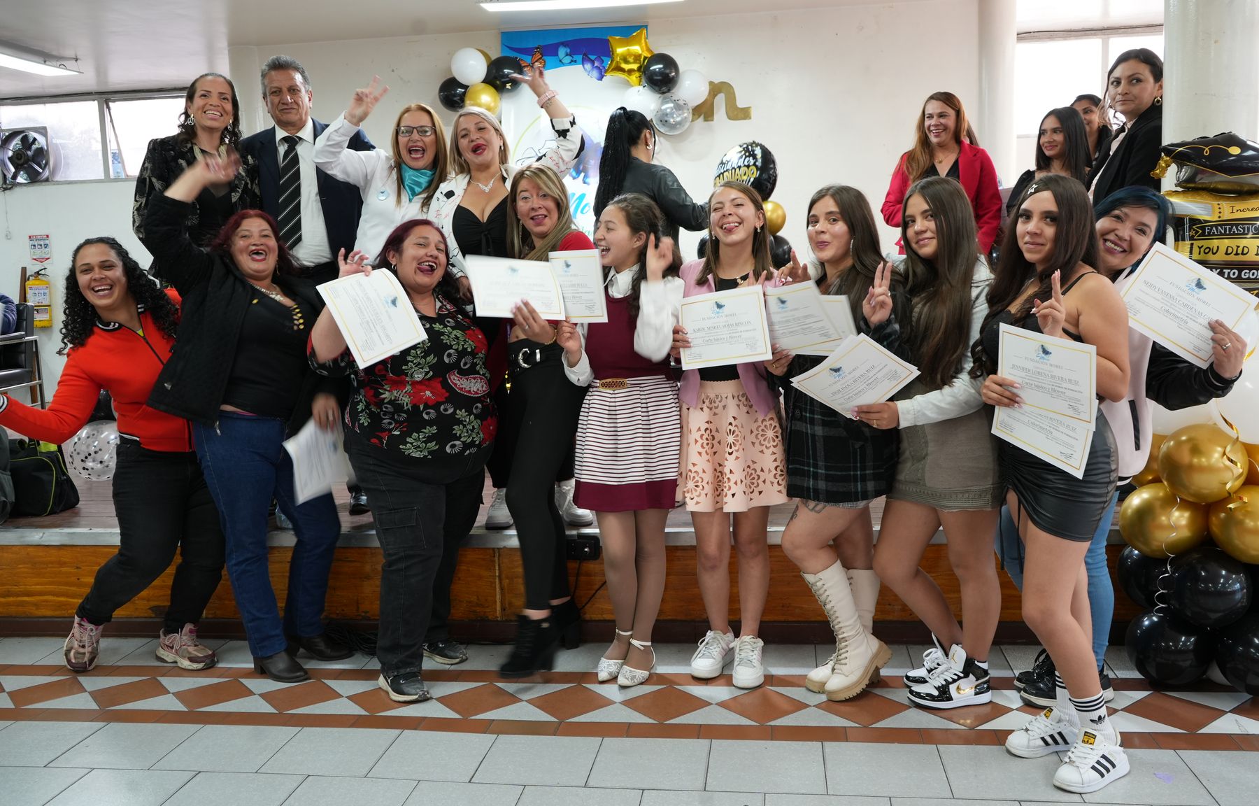 Graduadas de los cursos de oficios celebran con sus certificados