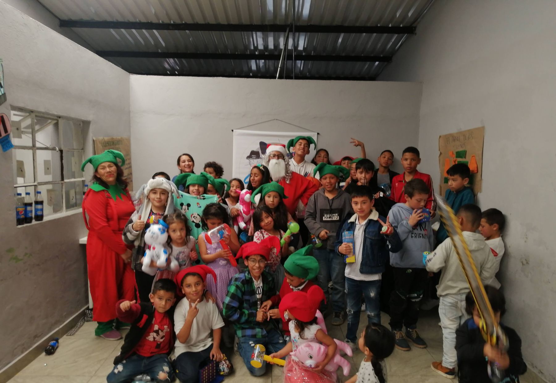 Niños y niñas con disfraces de duendes celebran la Navidad de 2024 en la fundación