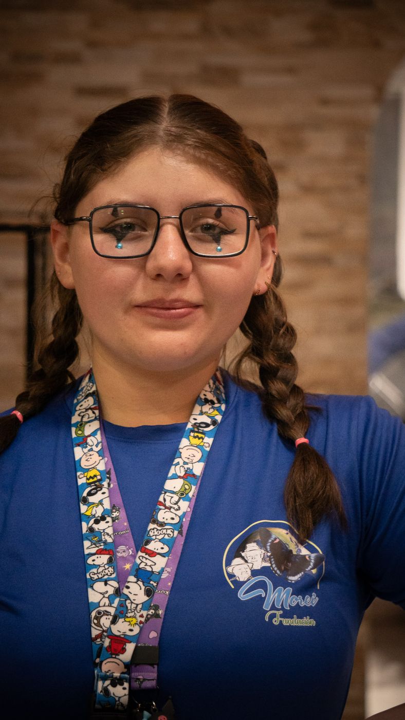 Joven con camiseta y escarapela de la Fundación Morei