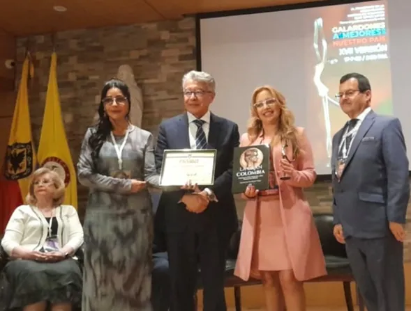 La Dra. Rocío Agudelo Vargas con el galardón de los XVII Galardones Gacetas de Colombia, junto a otros galardonados