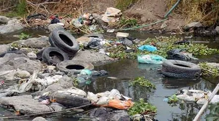 Llantas, plásticos y basura acumulados en la orilla de un río