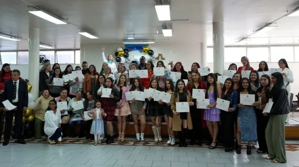 Graduados y graduadas de los cursos de artes y oficios de la Fundación Morei con sus certificados