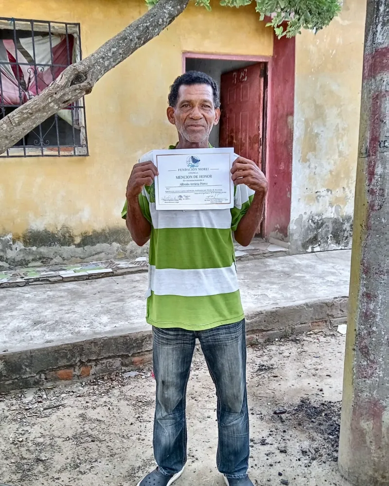 Un vecino de Campo de la Cruz muestra la mención de honor que le entregó la fundación por su aporte al medio ambiente con el reciclaje